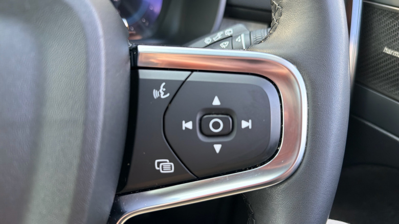 Volvo XC40 2.0 B4P Ultimate Dark 5dr Auto Petrol Estate